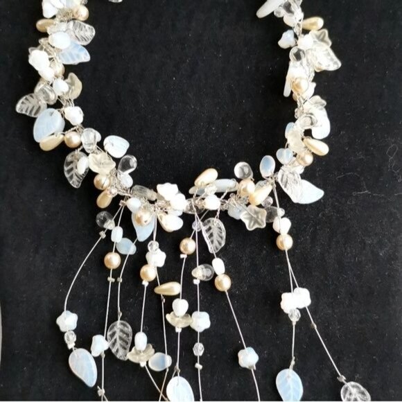 Vintage 90s Czech glass bead flower necklace in white - Picture 7 of 9